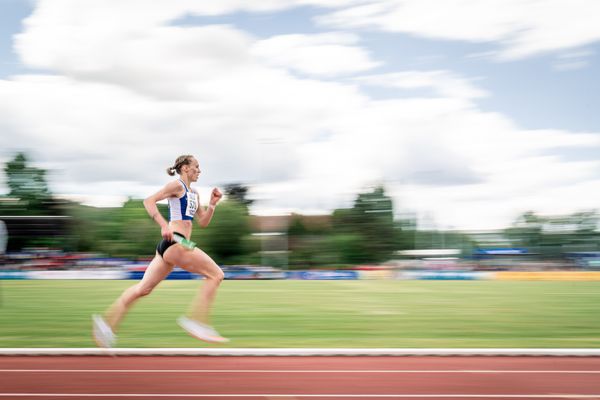 Jackie Baumann (LAV Stadtwerke Tuebingen) am 29.05.2022 waehrend der Deutschen Meisterschaften Langstaffel im Otto-Schott-Sportzentrum in Mainz